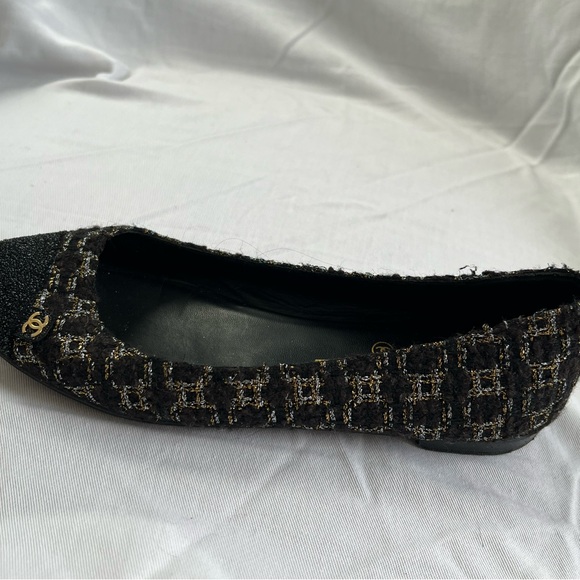 CHANEL Black and Gold Tweed Flats - Picture 7 of 12